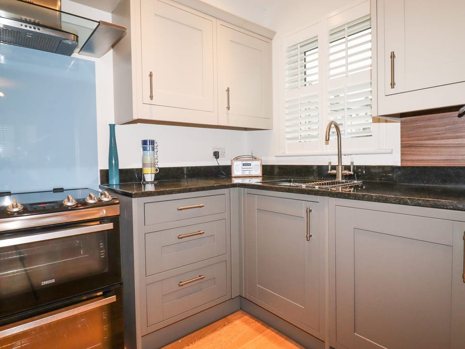Cottage | Private kitchen | Fridge, microwave, electric kettle, cookware/dishes/utensils