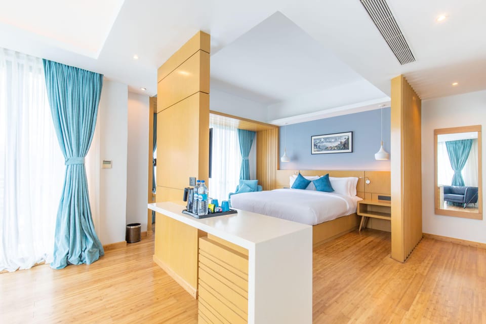 Suite | In-room safe, individually decorated, individually furnished, desk