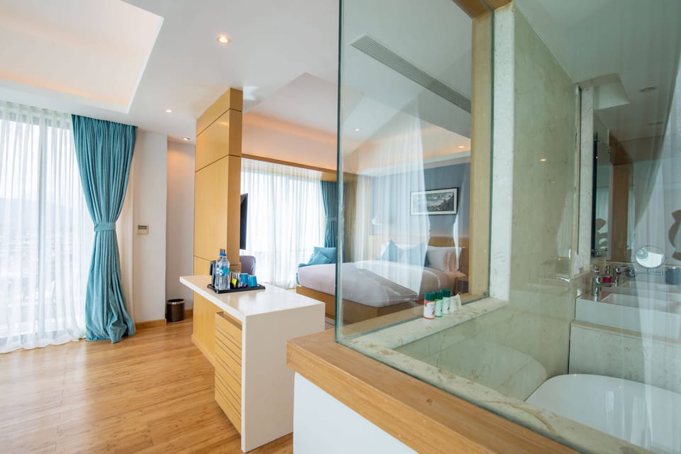 Suite | In-room safe, individually decorated, individually furnished, desk