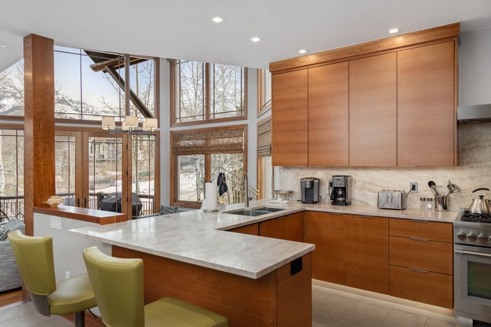 4.2-meadows-run-modern-mountain-village-kitchen-3