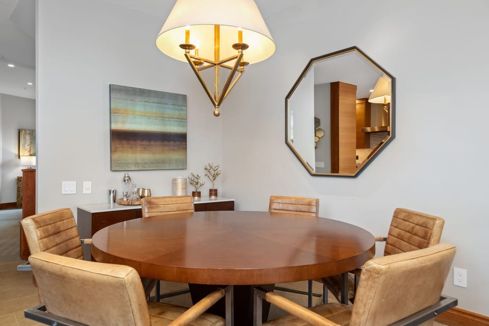 3.0-meadows-run-modern-mountain-village-dining-area