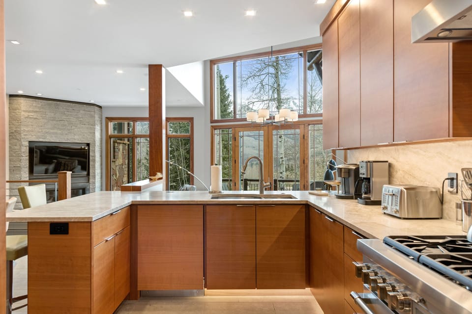 4.1-meadows-run-modern-mountain-village-kitchen-2
