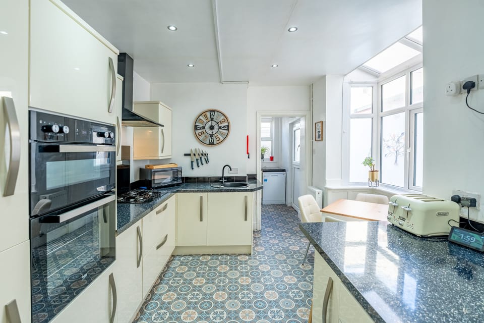 House, Ensuite | Shared kitchen | Highchair, ice maker