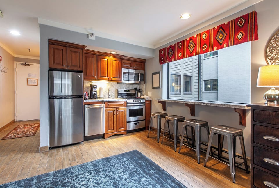 Kitchenette / Dining