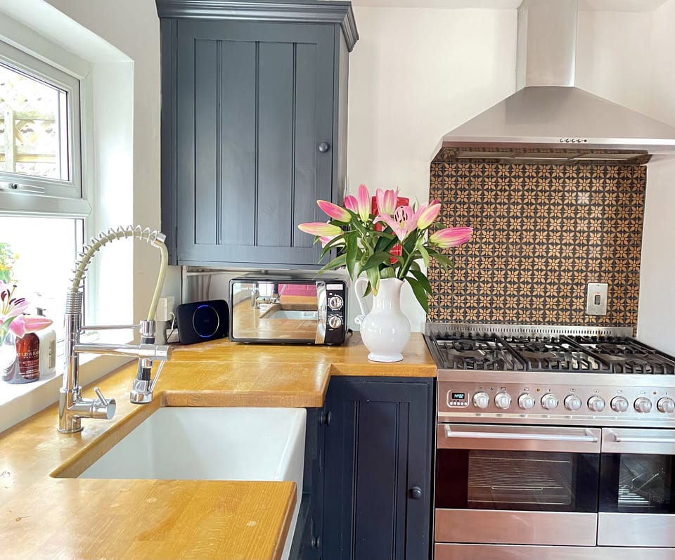 Fully equipped kitchen with powerful range cooker