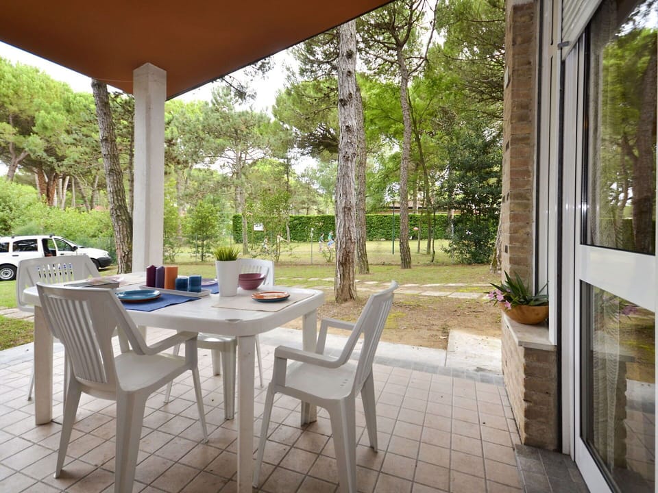 Table, Furniture, Plant, Property, Building, Tree, Chair, Interior Design, Shade, Wood