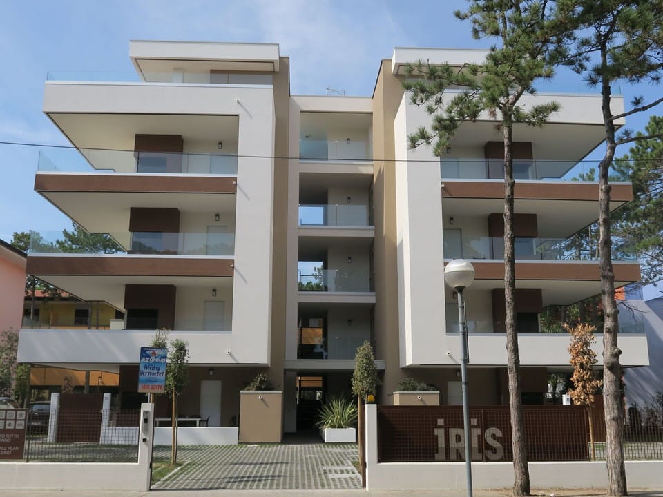 Sky, Building, Plant, Property, Window, Tree, Architecture, Urban Design, Condominium