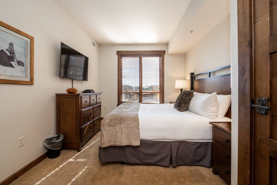 Flat Screen television in second master bedroom