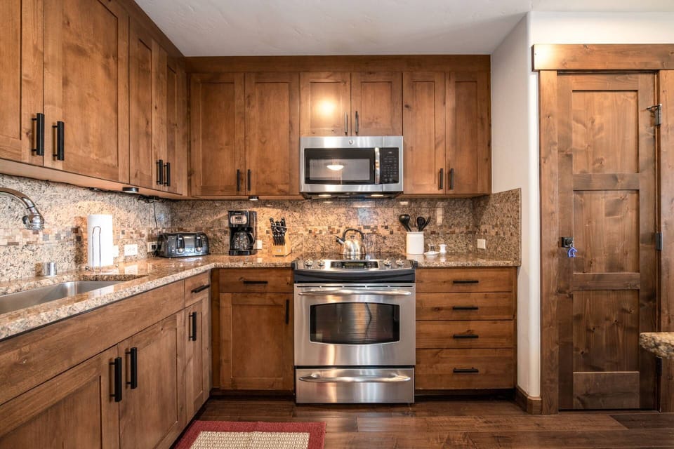Nice kitchen to prepare full meals, snacks or quick breakfast before heading out!