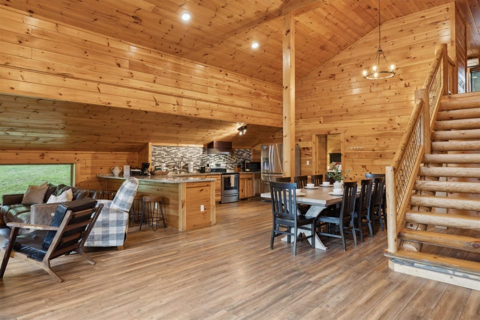 Black Bear Lodge | Sleeps 12 with easy access with no steep roads & trailer-friendly parking — just 10 minutes from the Parkway.