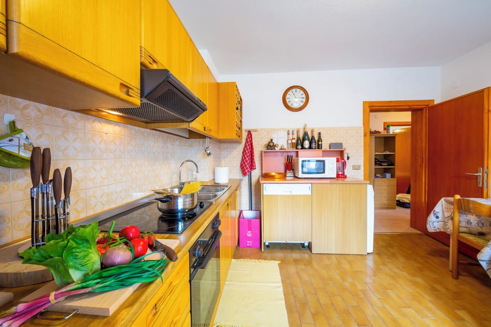 Family Apartment, 3 Bedrooms, Balcony, Mountainside (Casa Silvia Ski in) | Private kitchen | Stovetop, electric kettle, dining table