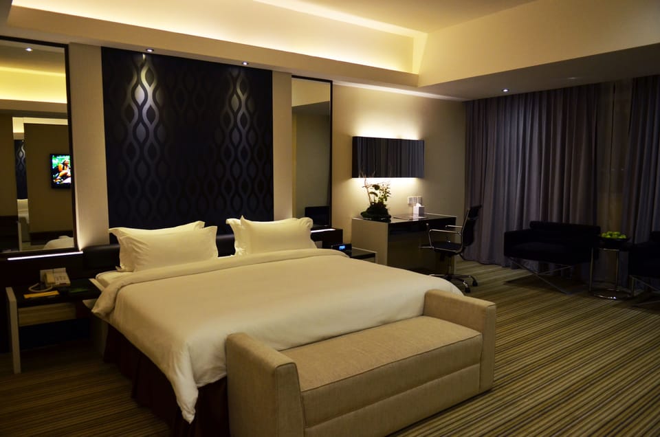 Executive Room | Hypo-allergenic bedding, in-room safe, desk, laptop workspace