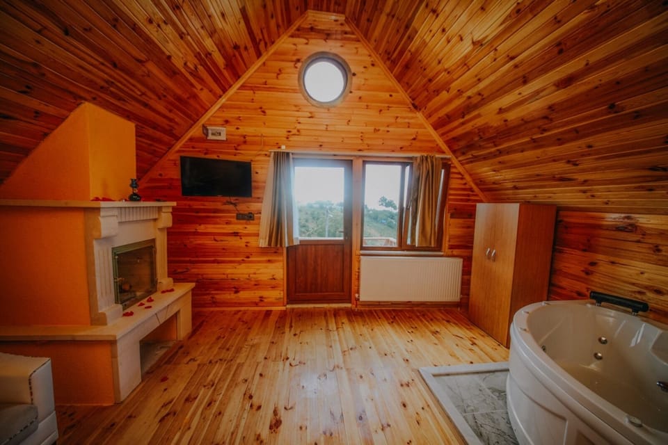 Traditional Cabin | Free WiFi, bed sheets