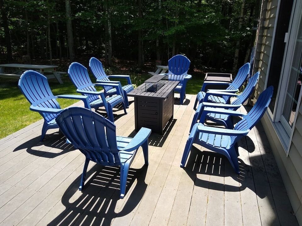 Multiple fire-pits. 4 decks. This deck seats 18-20, plus eating for 40. Enjoy!  