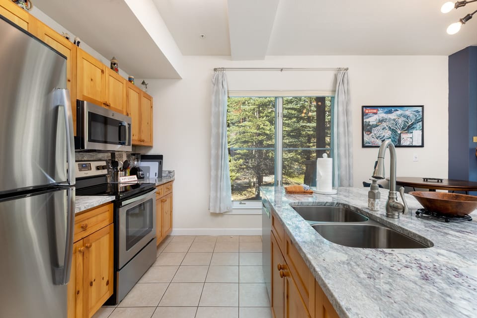 Condo, 2 Bedrooms | Private kitchen | Fridge, oven, coffee/tea maker, toaster