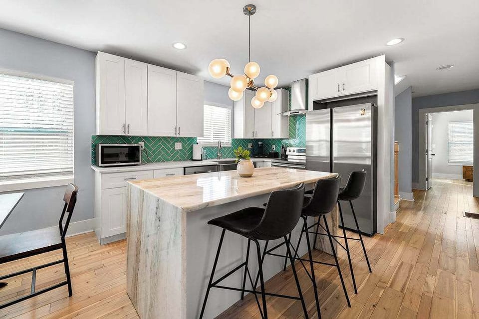 Eat-in Kitchen with bar stools