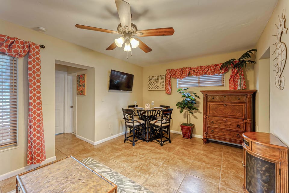 ATTACHED EFFICIENCY- 1 Bedroom/ Full Bathroom/ Full Kitchen & Living Room 
SMART TV
DINING for 4 