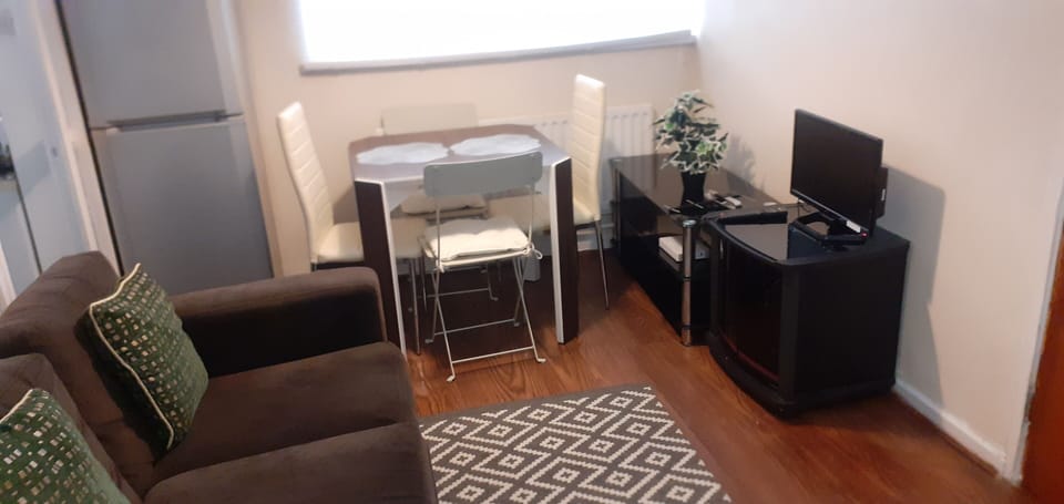 Apartment, Multiple Beds | Living room | 30-inch TV with cable channels