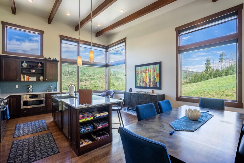Full-size luxury kitchen with all the necessities!