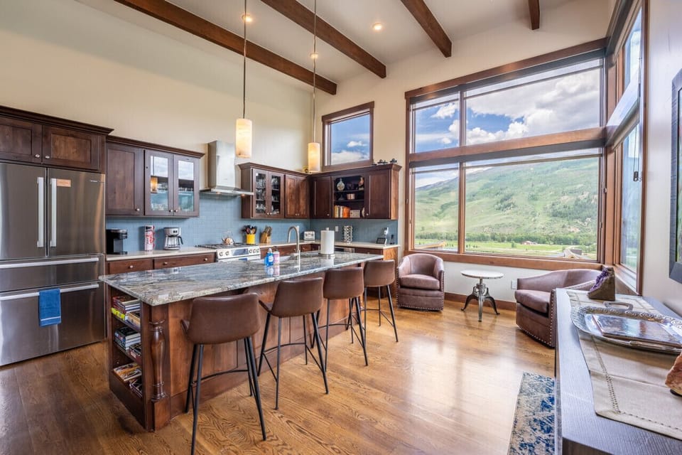 Full-size luxury kitchen with all the necessities!