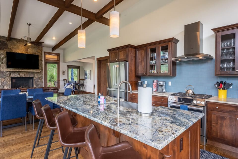 Full-size luxury kitchen with all the necessities!
