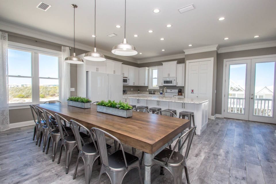 Dining Area - Loads of seating so everyone can enjoy mealtime together.