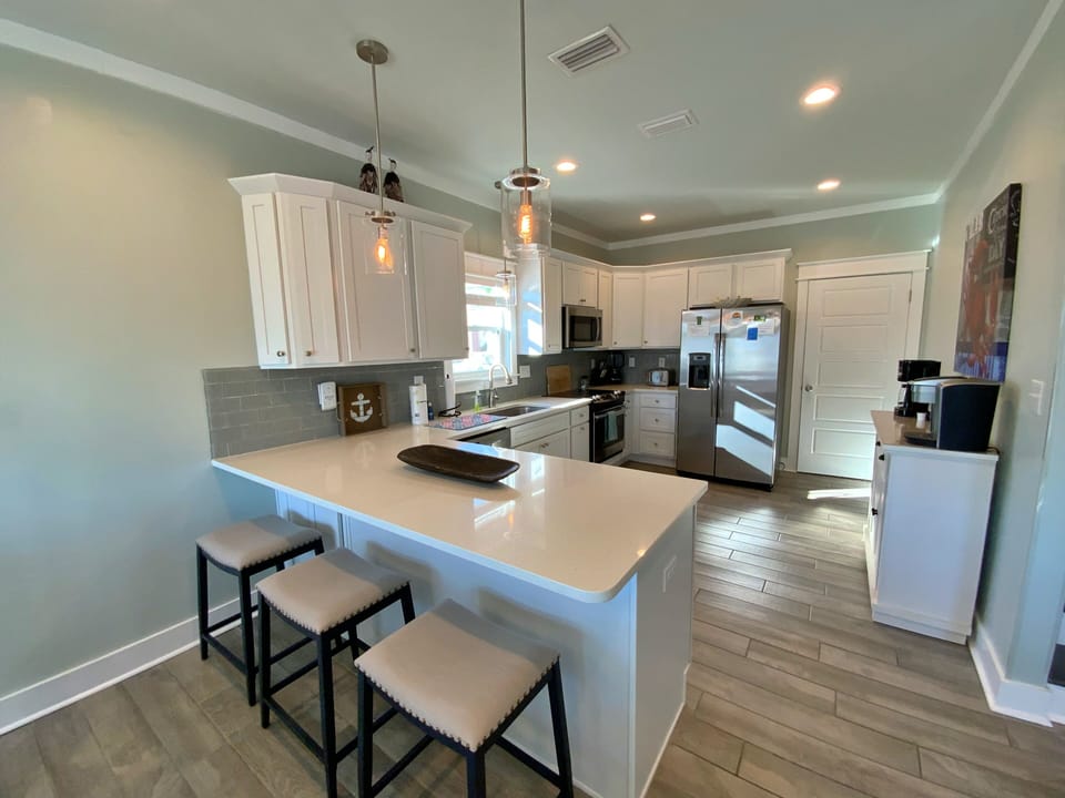 Kitchen - Additional counter seating for extra dining space or breakfast bar.