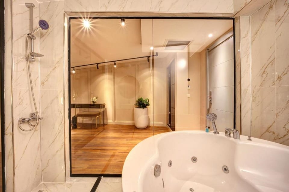 King Suite with Jacuzzi | Bathroom | Designer toiletries, hair dryer, bathrobes, slippers