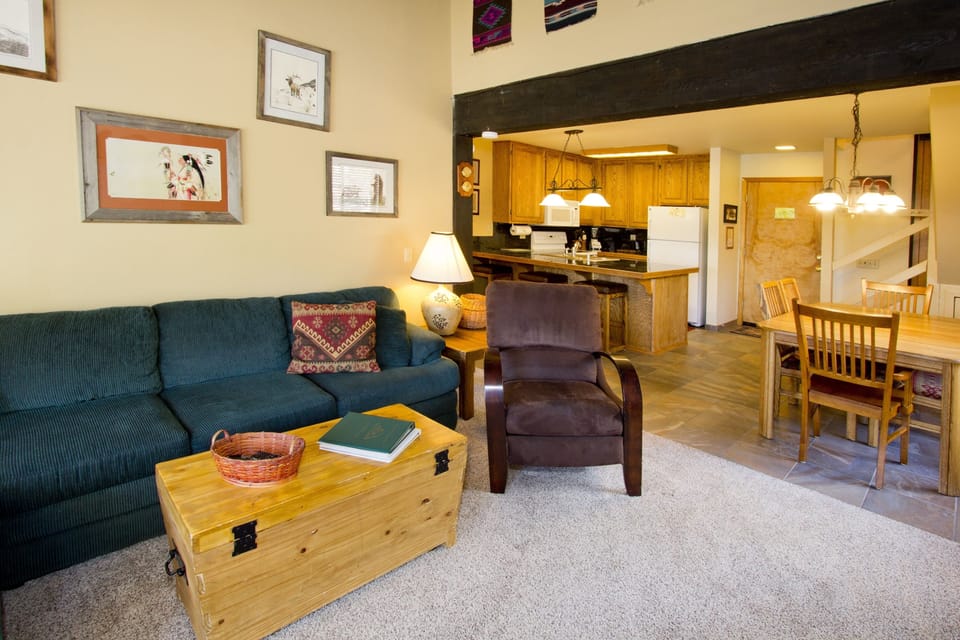 Living Room, Room, Indoors, Furniture, Couch