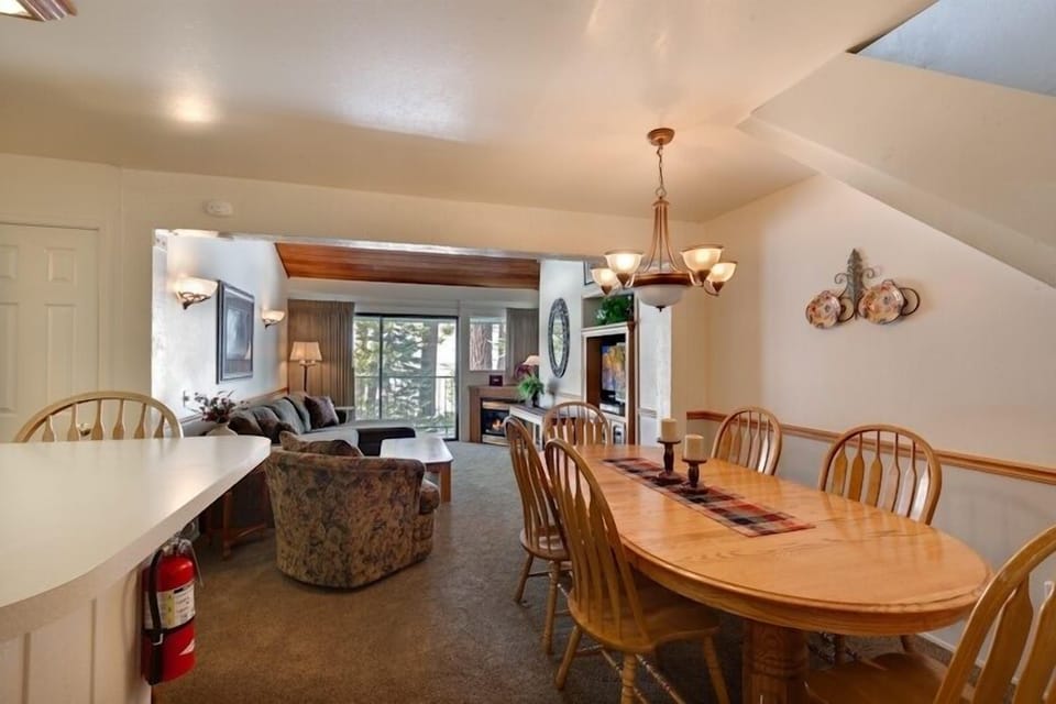 Chair, Furniture, Flooring, Indoors, Room