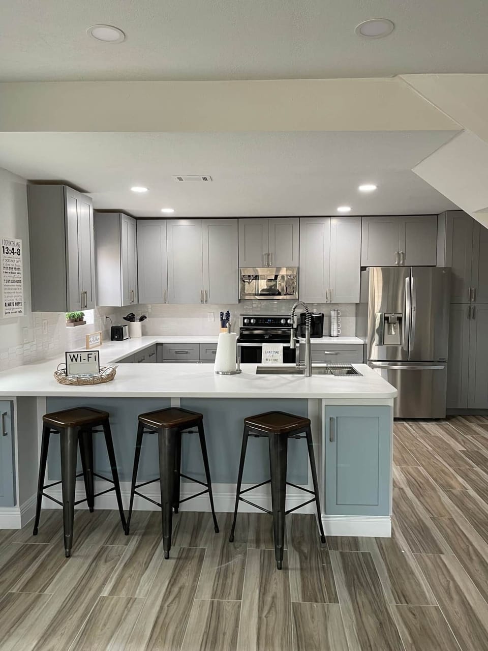 Kitchen and Bar Area 
