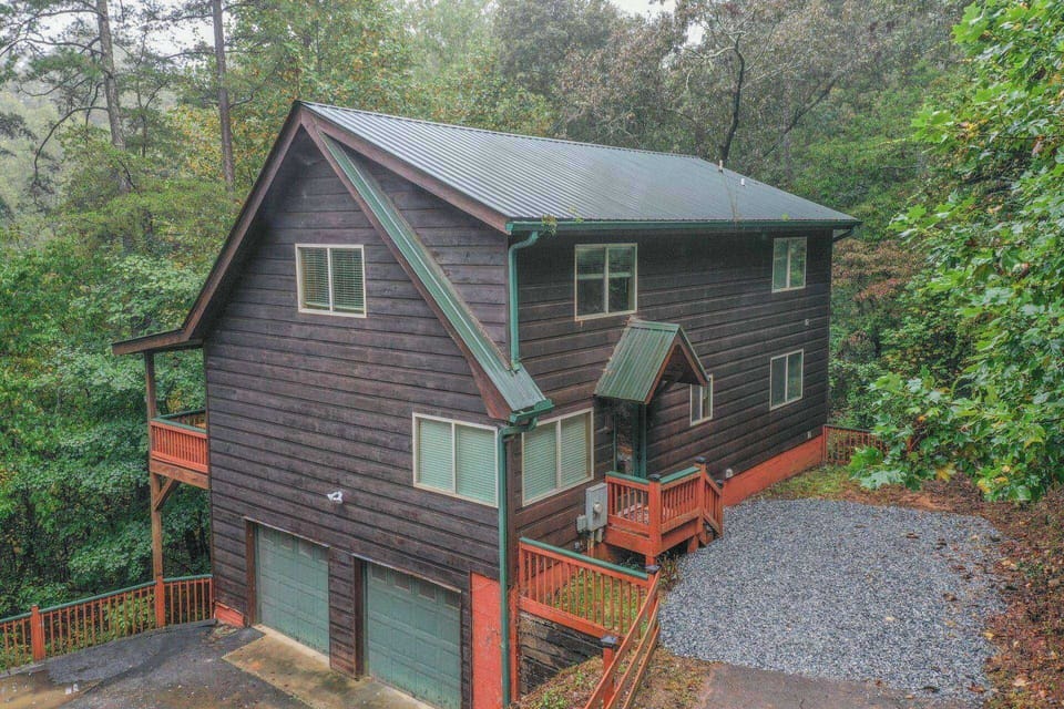 Seclusion and serenity while being moments away from Downtown Dahlonega, Great Wineries, Hiking and Family Friendly activities.