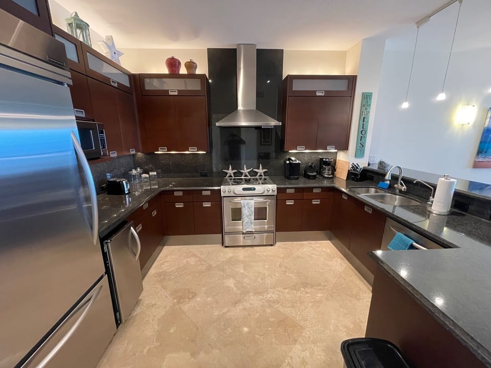 Modern Kitchen W/All Stainless-Steel KitchenAid Appliances & Granite Countertop