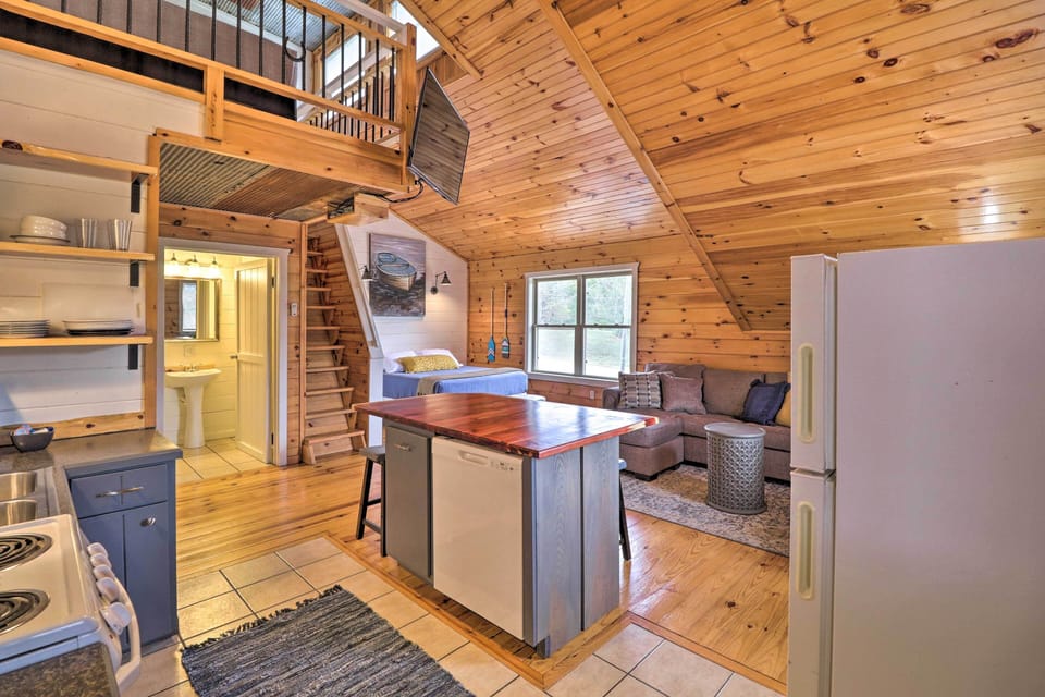 Kitchen | Fully Equipped | Cooking Basics | Dishware/Flatware Provided
