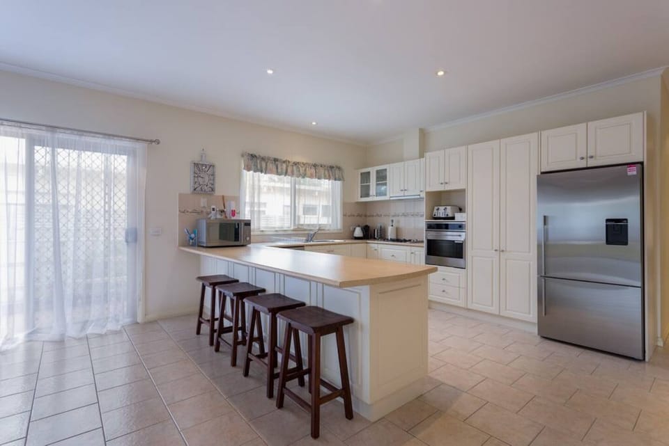 Equipped Kitchen with 4 High Chairs
