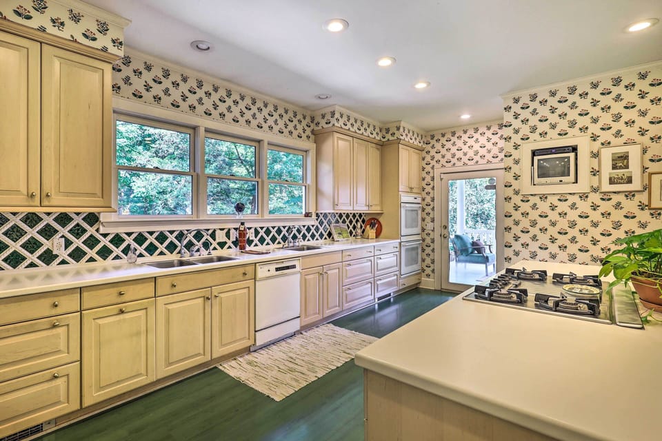 Fully Equipped Kitchen | Toaster | Crock Pot | Complimentary Spices