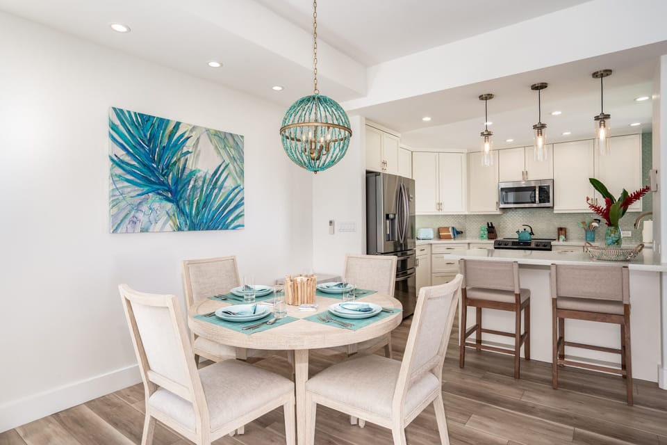 Dining for 4 and barstool seating