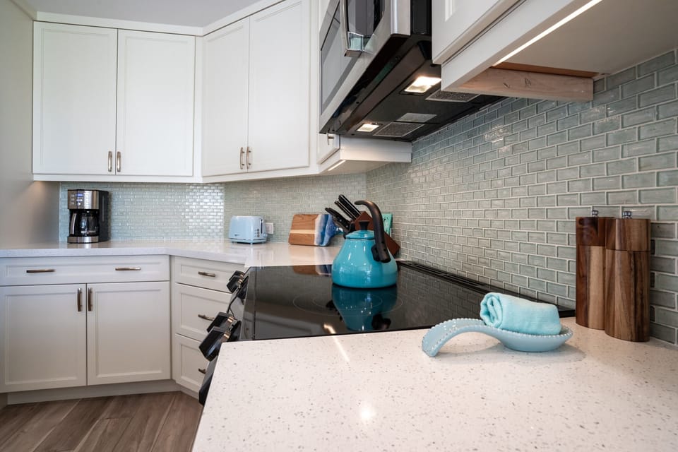 Enjoy cooking in the tastefully decorated kitchen
