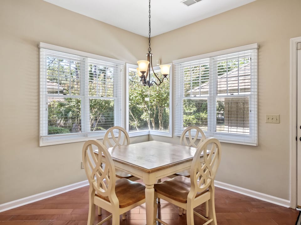 70 Full Sweep- Kitchen Sitting Area - Seats 4 at the table
