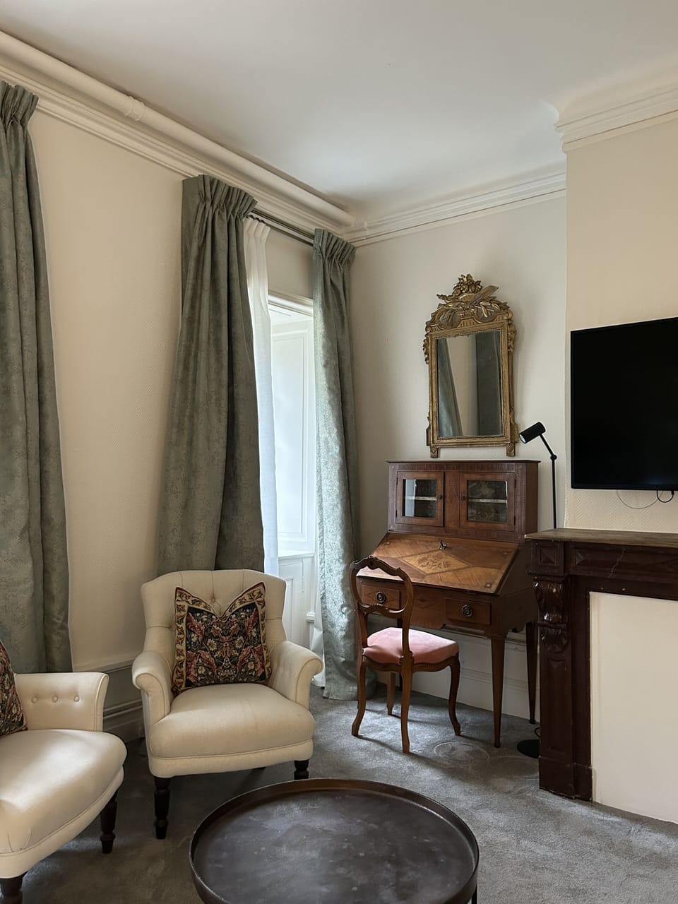 Comfort Room | Minibar, individually decorated, individually furnished, soundproofing