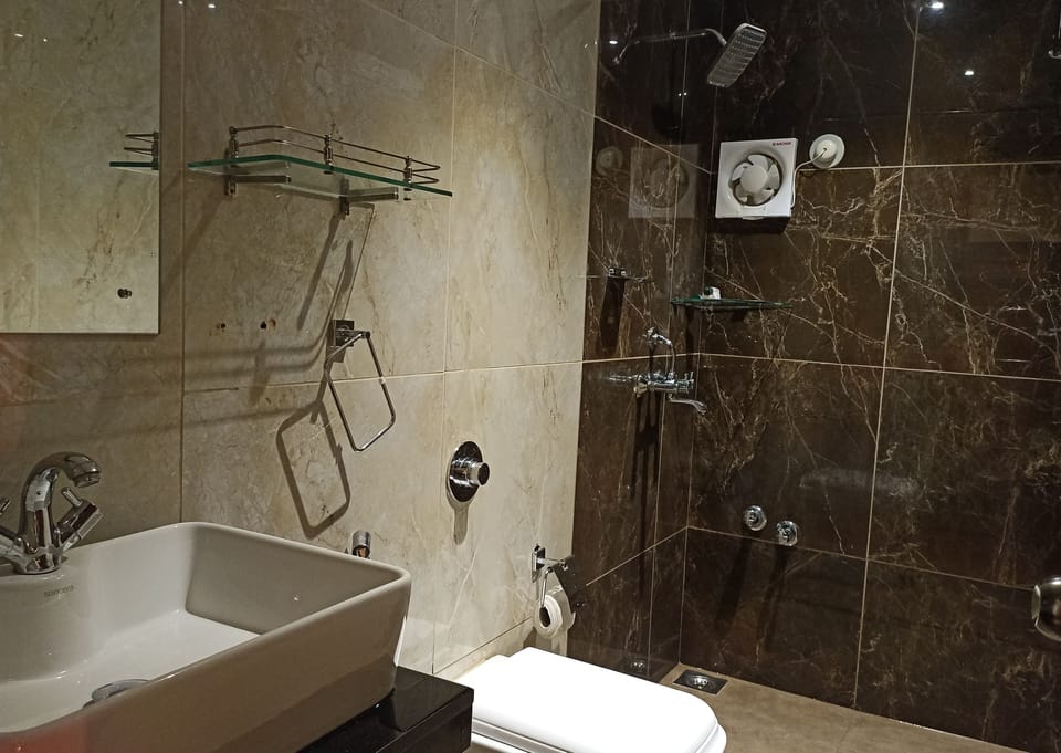 Family Quadruple Room | Bathroom | Shower, free toiletries, hair dryer, towels