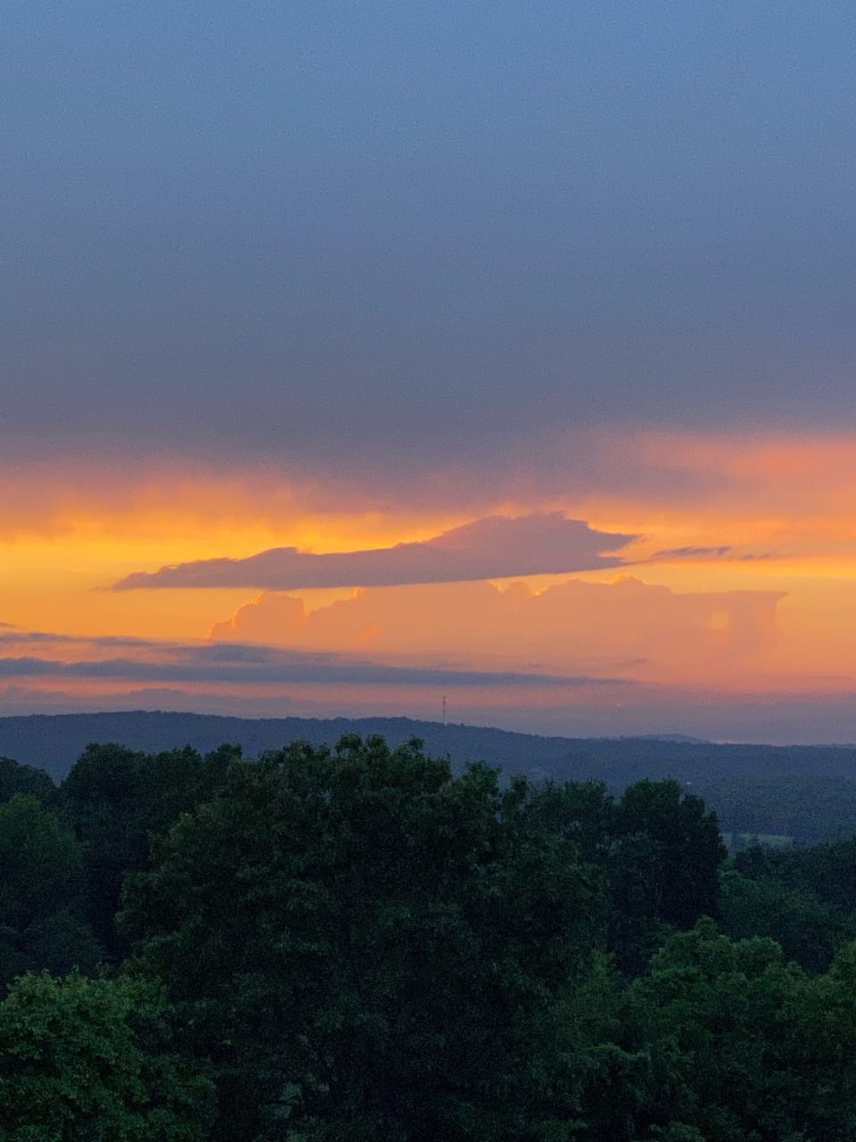 This cloud looks like a jet or something from StarWars.