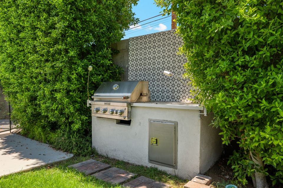 Pool (not heated) and outdoor grill