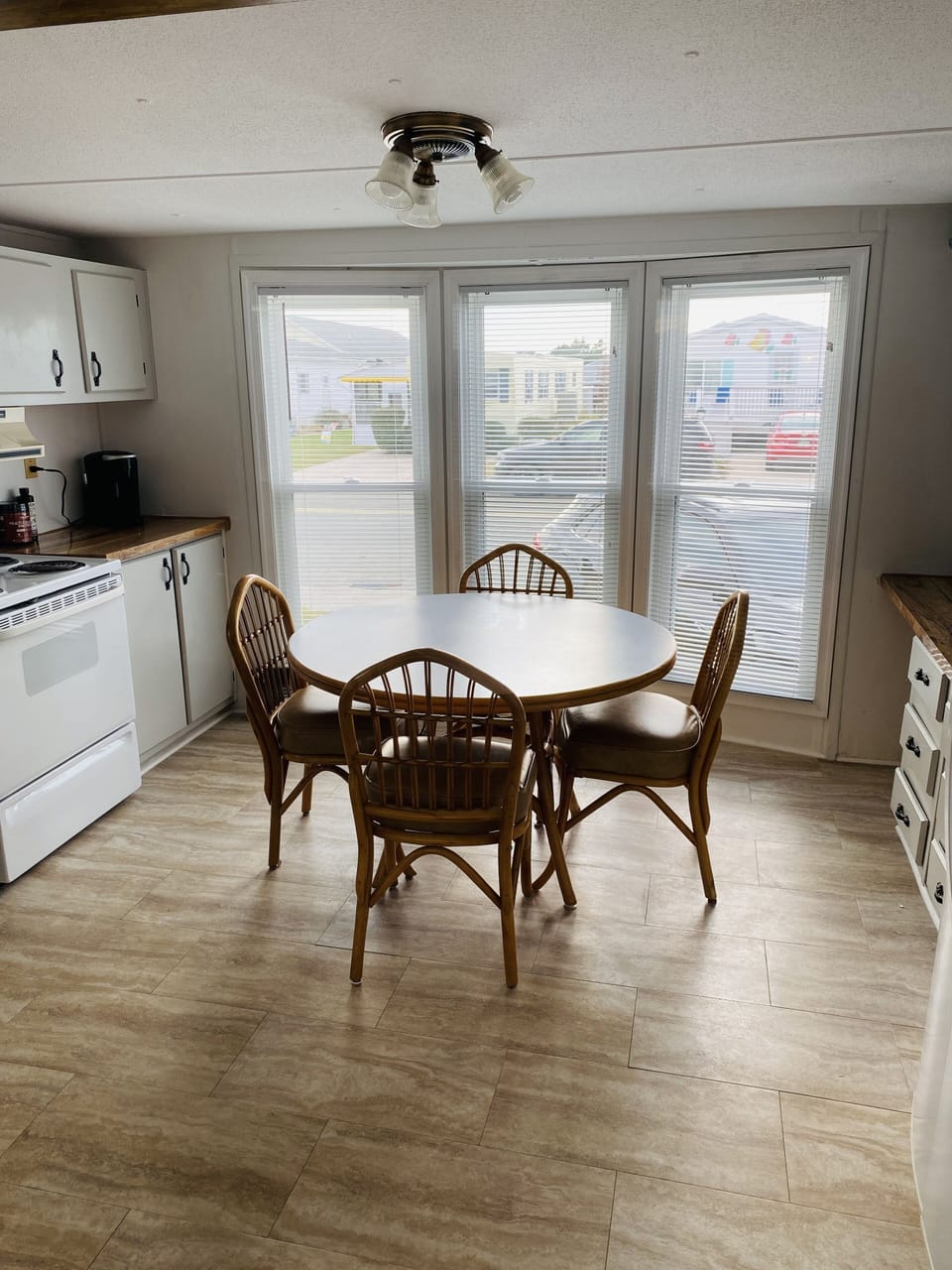 Full kitchen. Dishwasher, full size oven, microwave, Keurig coffee machine. 