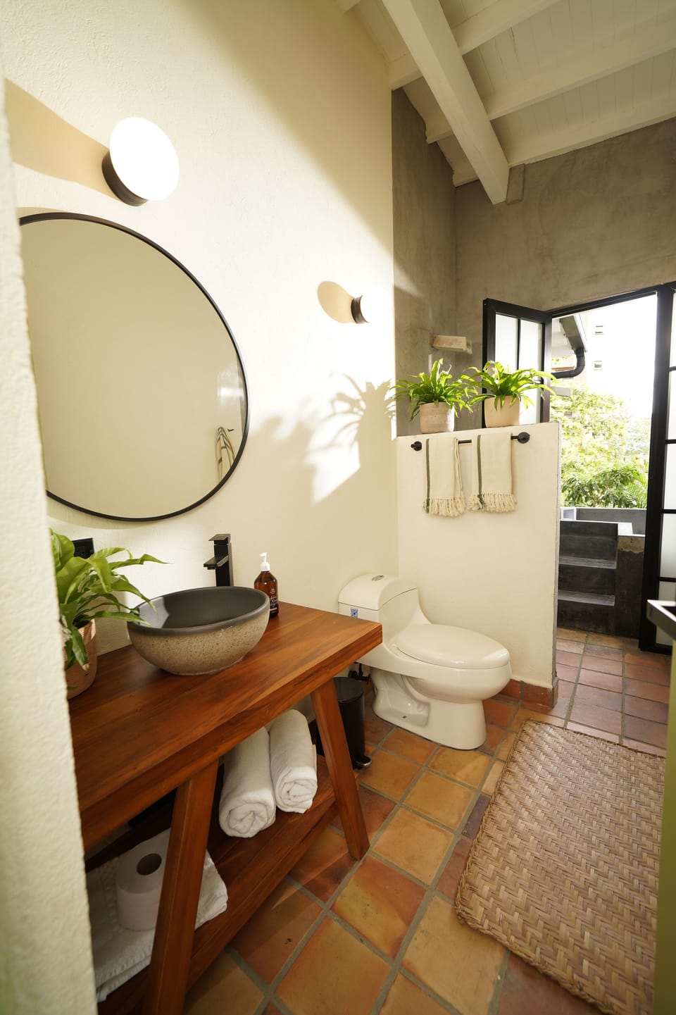 Deluxe Room, 1 King Bed, Bathtub, Garden View | Bathroom | Shower, rainfall showerhead, eco-friendly toiletries, hair dryer