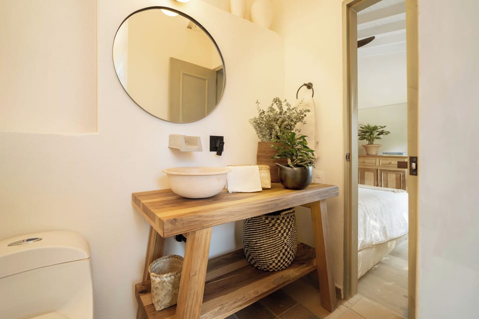 Standard Room | Bathroom | Shower, rainfall showerhead, eco-friendly toiletries, hair dryer