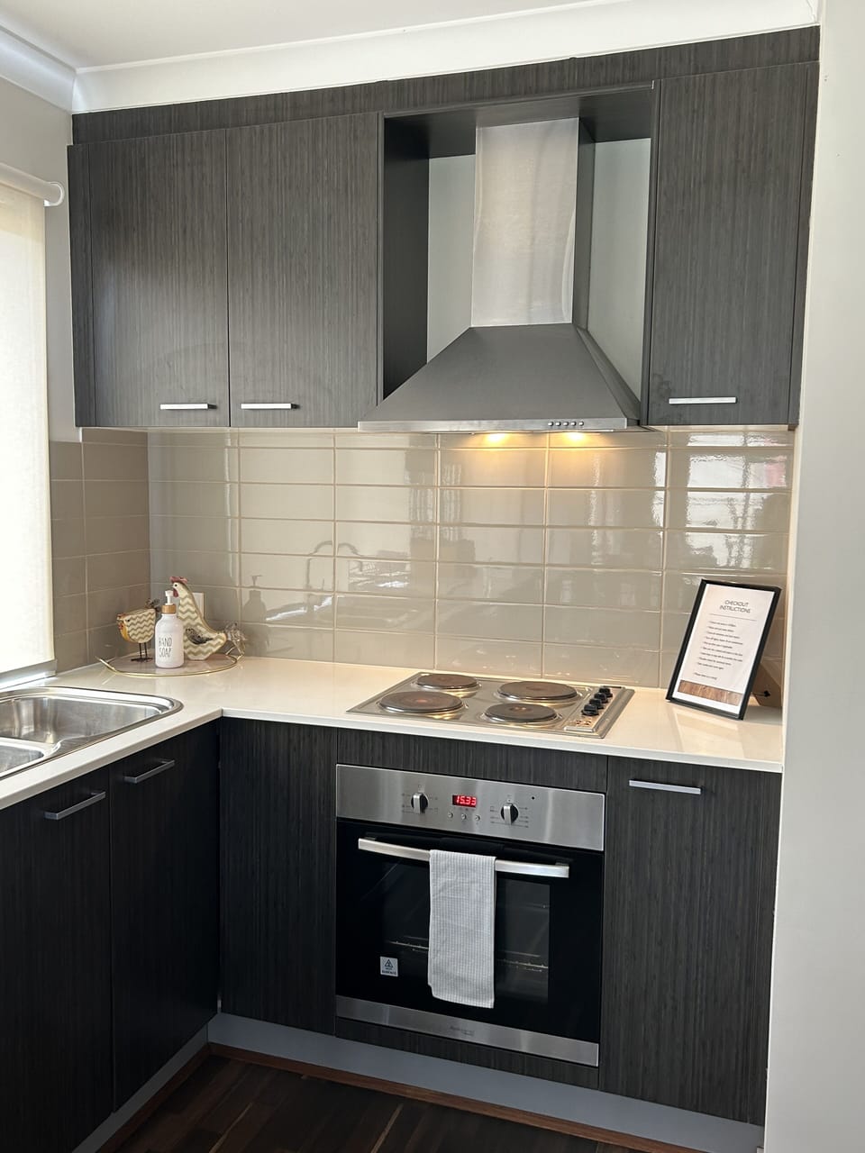 Kitchen with electric hot plate and oven