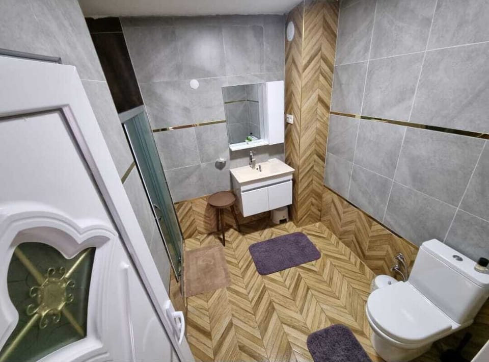 Family Quadruple Room | Bathroom | Shower, rainfall showerhead, hair dryer, towels