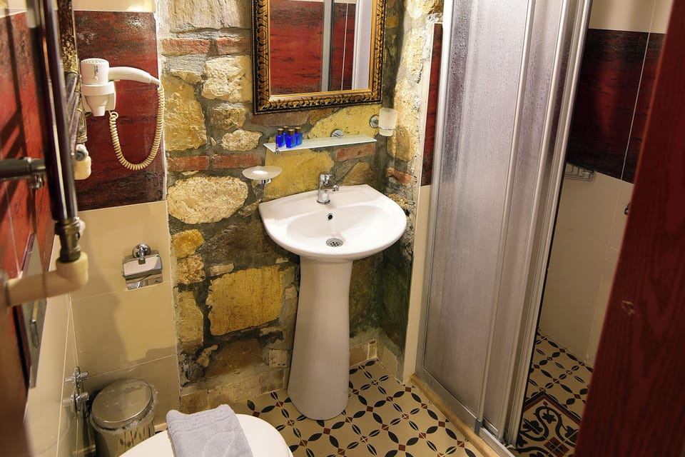 Standard Triple Room | Bathroom | Shower, rainfall showerhead, hair dryer, towels