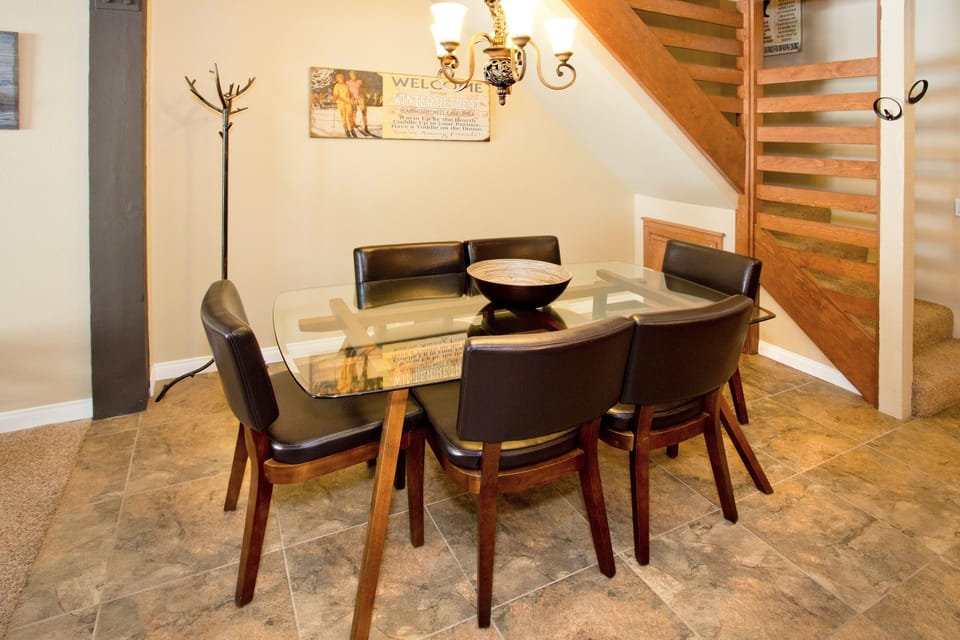 Chair, Furniture, Flooring, Dining Room, Room